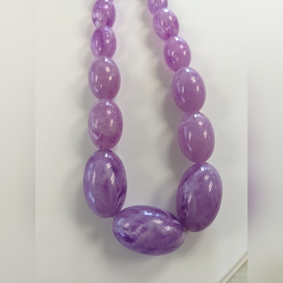 VTG. CHUNKY MARBLED LILAC LUCITE NECKLACE - Picture 2 of 11